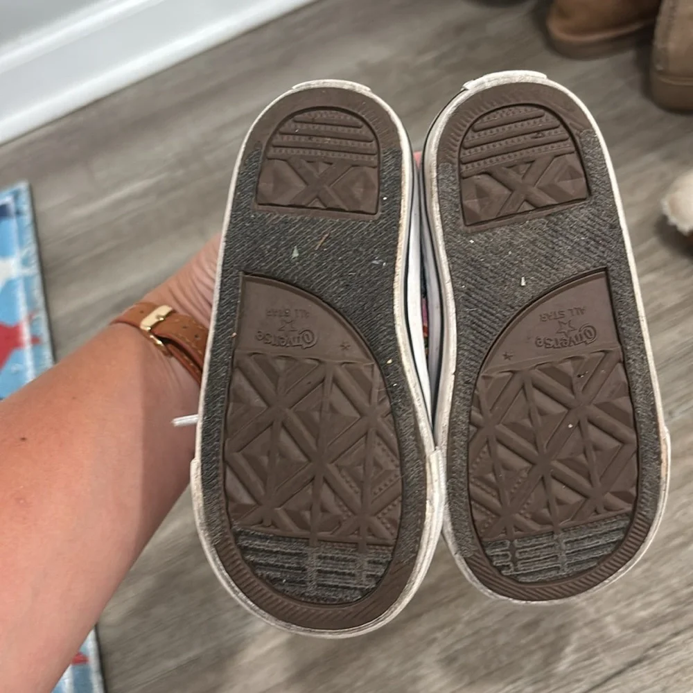 Toddler girl converse sneakers. Size 7